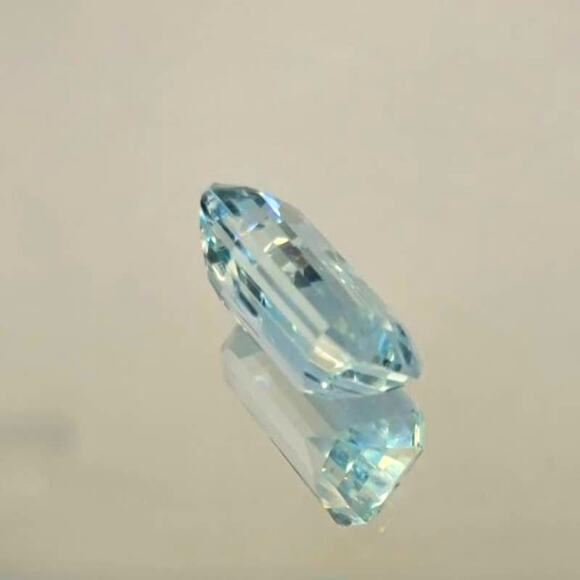 Huge 10.59 Carat Eye Clean Aquamarine! - Picture 6 of 9